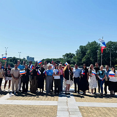 Поздравляем Вас с днем государственного флага! 